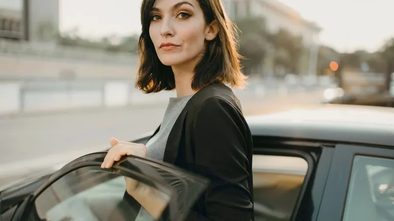 Zena pri aute