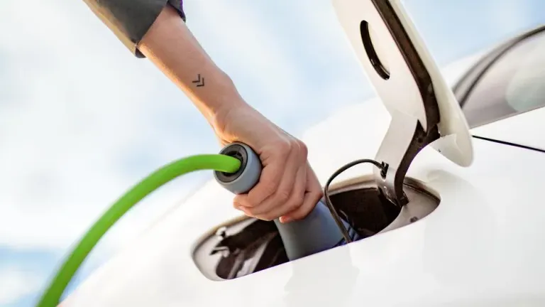 OMV Header E-Mobility Card, hand charging 